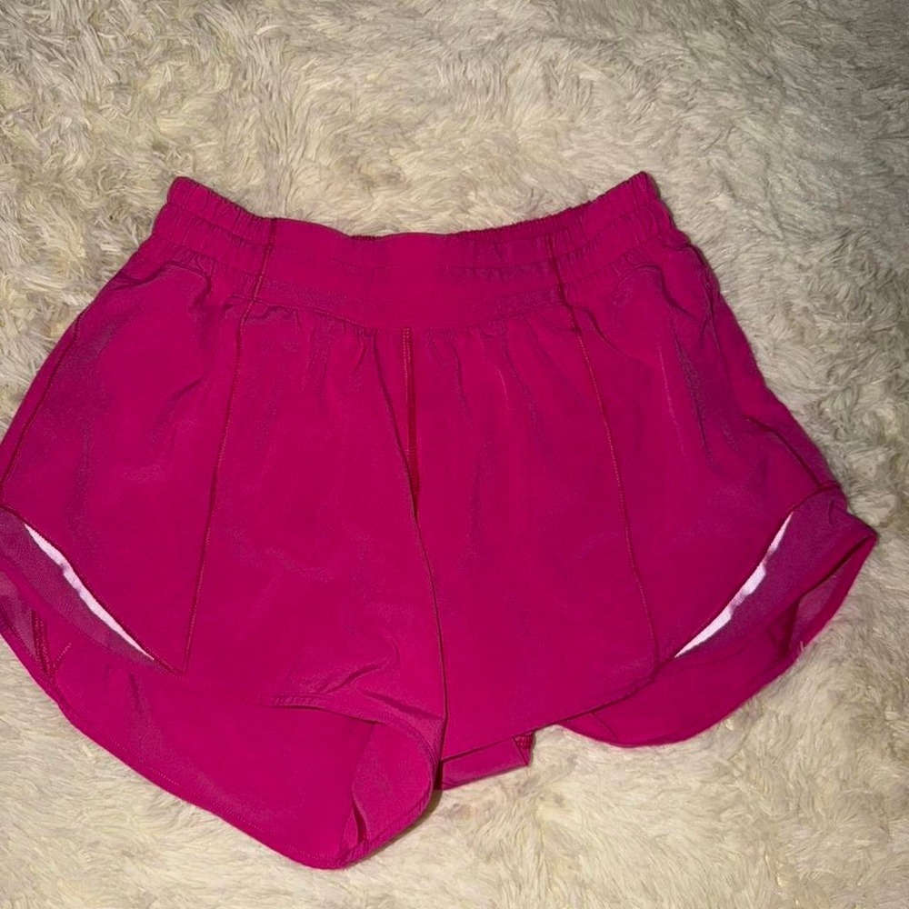 NWOT Lululemon Hotty Hot Shorts Mid Rise " *Ripened Raspberry Size 4 - Picture 1 of 3